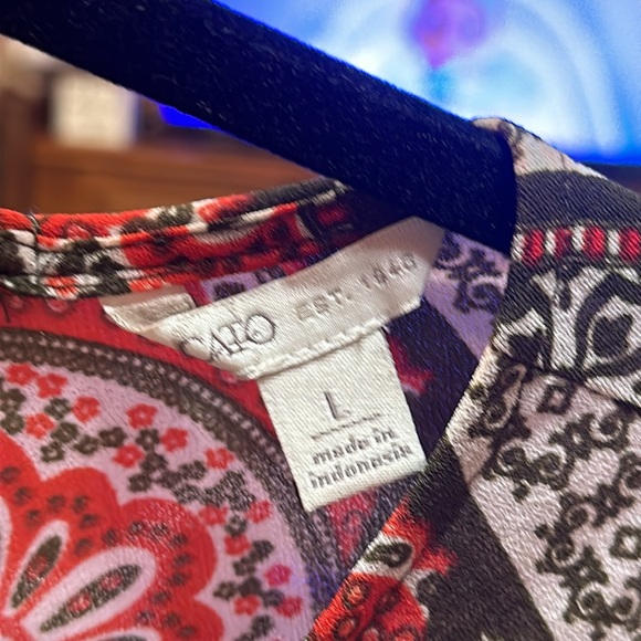 Ladies green and red blouse. - Picture 4 of 4